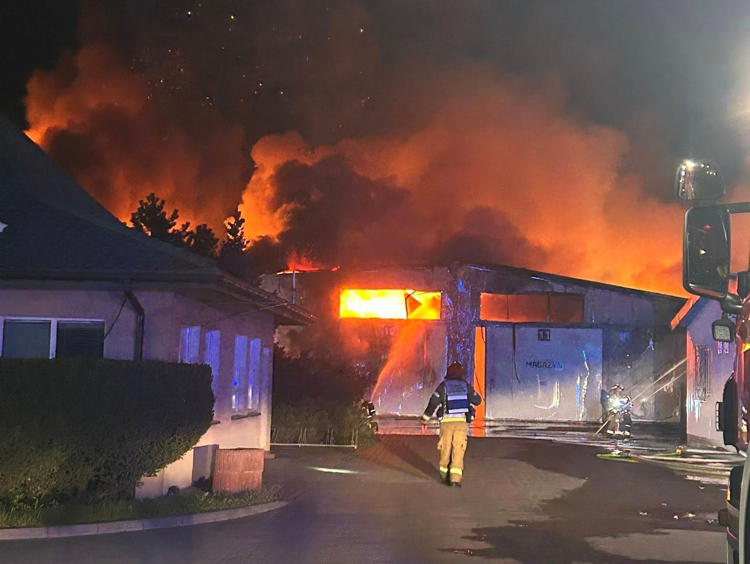 Wielki pożar zakładu w Bramkach. W akcji brali udział strażacy z Grodziska i Pruszkowa