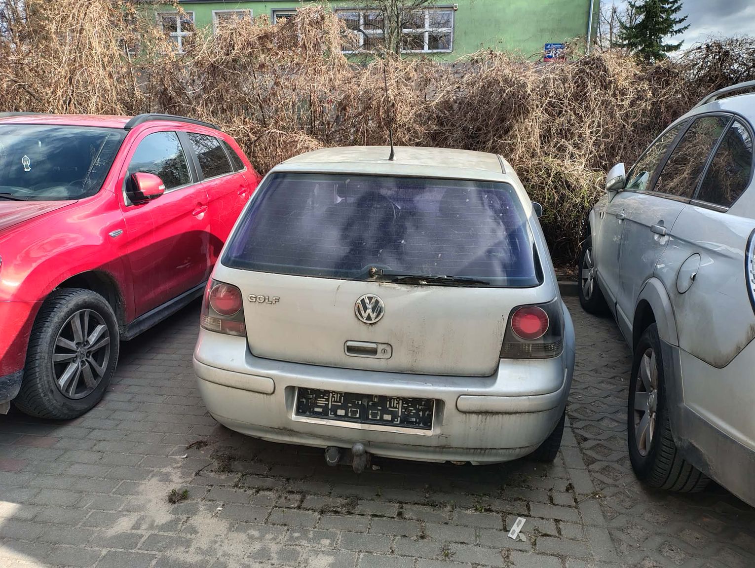 Wrak samochodu na parkingu przy ul. Żyrardowskiej w Grodzisku Mazowieckim. Gdzie jest właściciel?