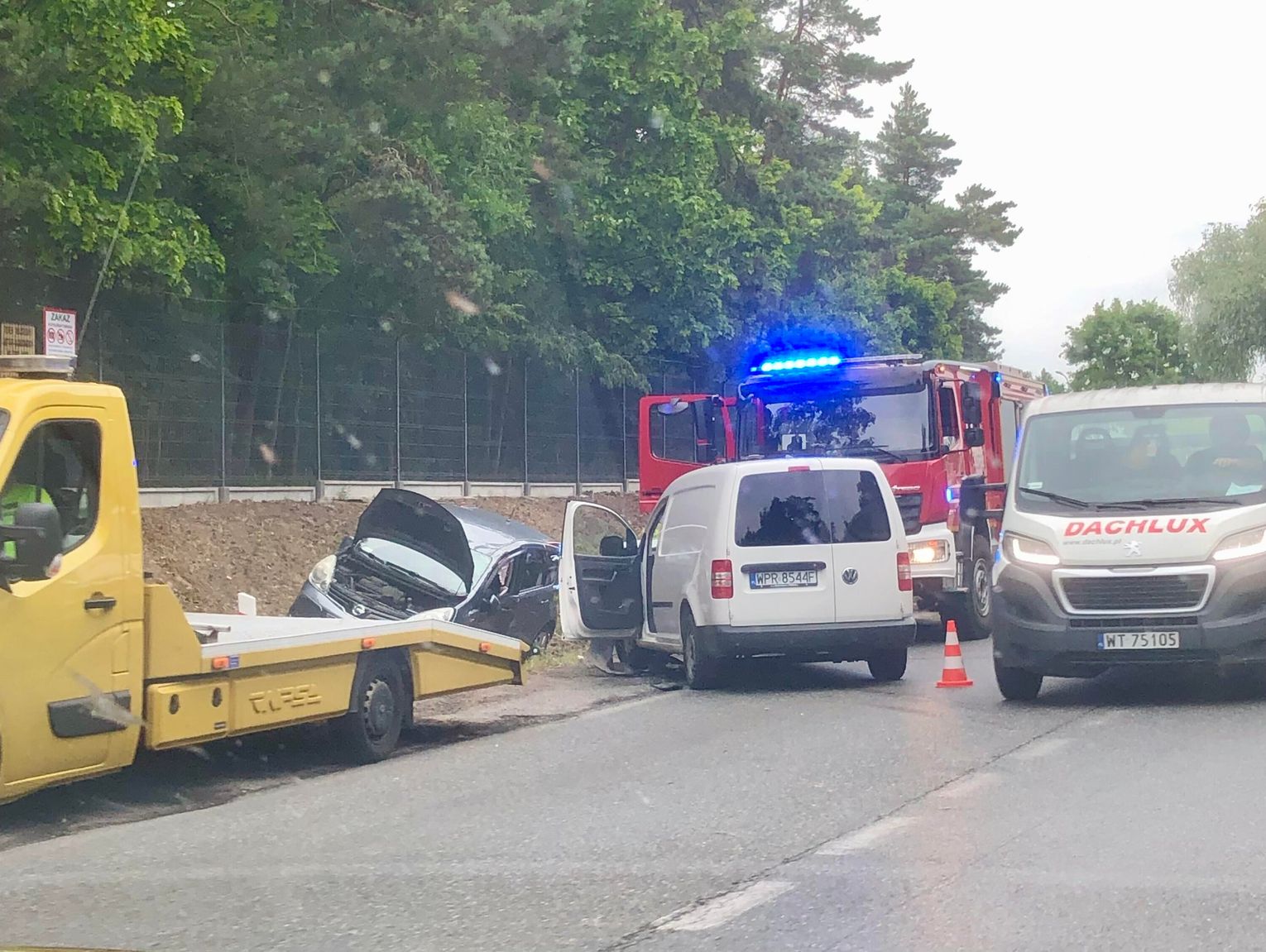 Wypadek w Nowej Wsi. Nissan dachował