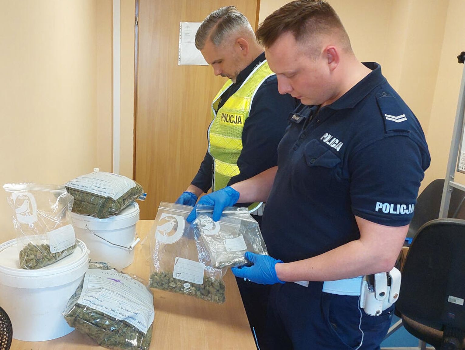 Wytwarzał narkotyki, wpadł przez… niezapięty pas
