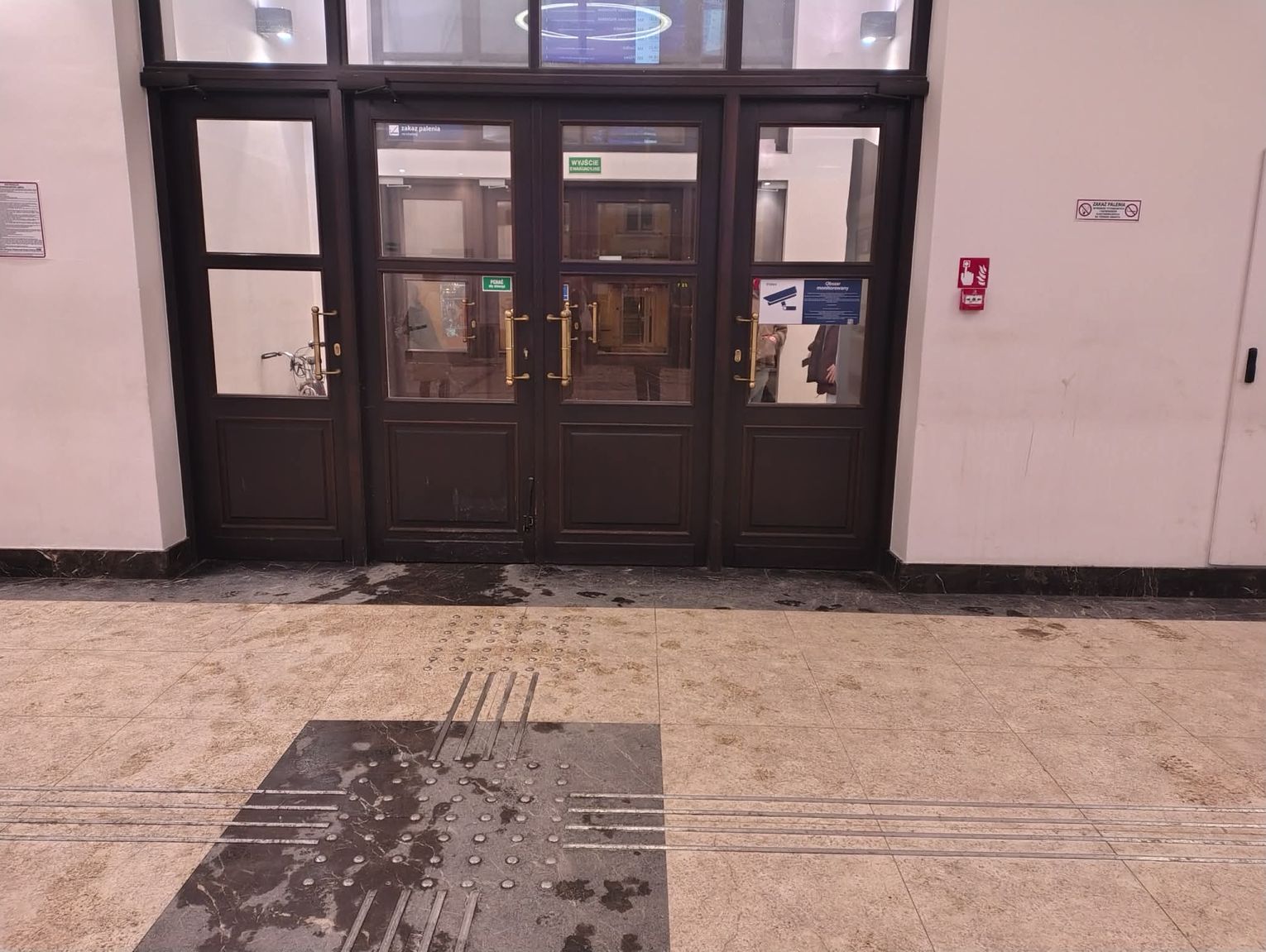 Z dworca PKP w Grodzisku zniknęły ławki