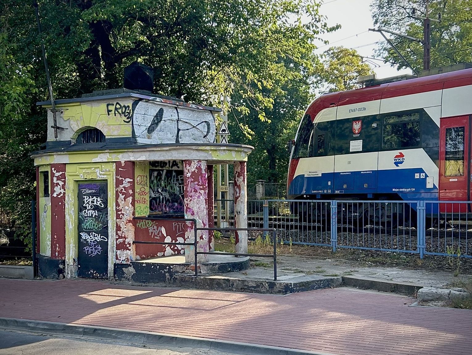 Zabytkowa kasa biletowa EKD w Pruszkowie odzyska dawny blask. Co w niej powstanie?