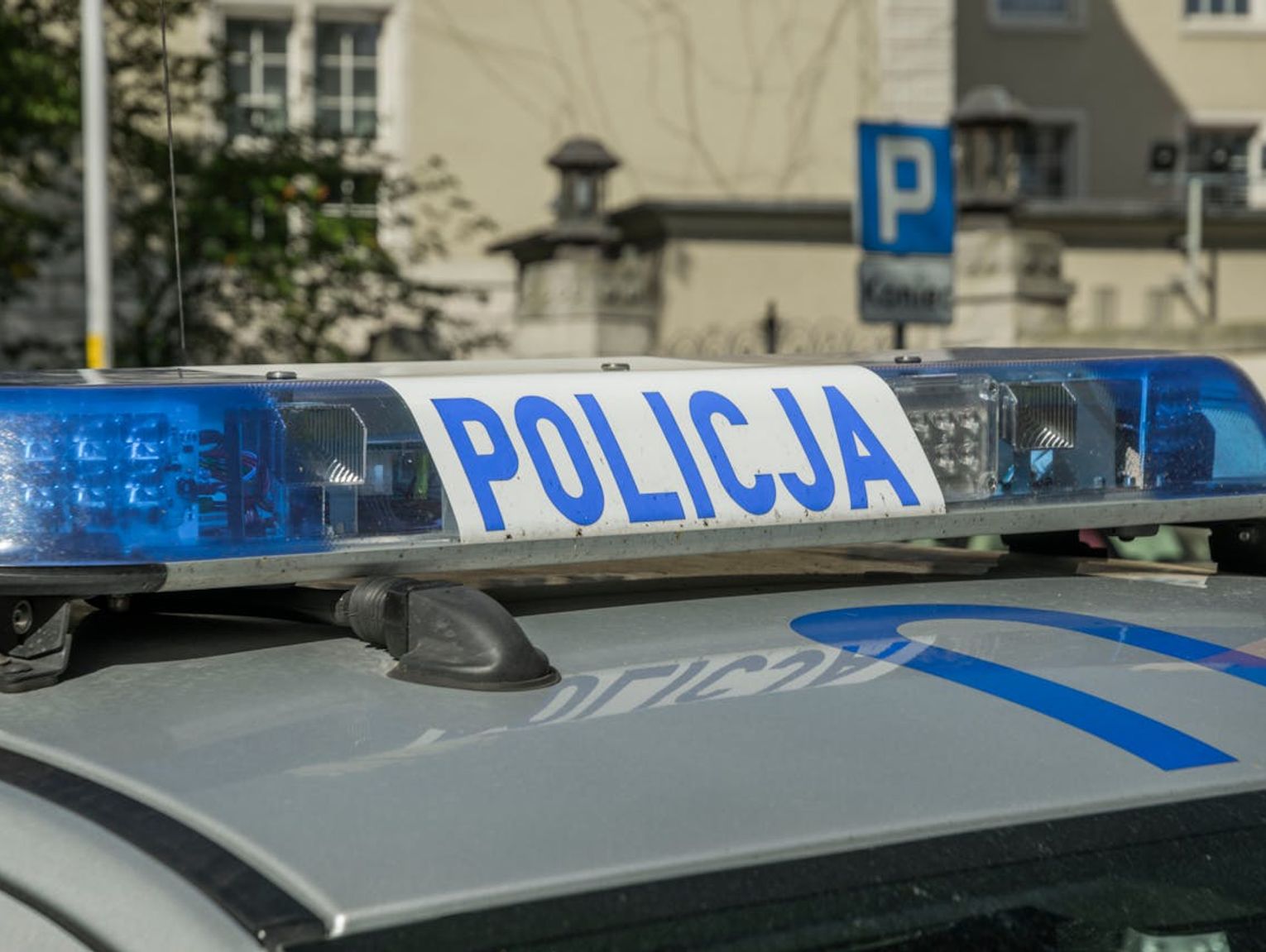 Zakrwawiony mężczyzna wbiegł do szkoły w Pruszkowie. Miał być bity i przetrzymywany