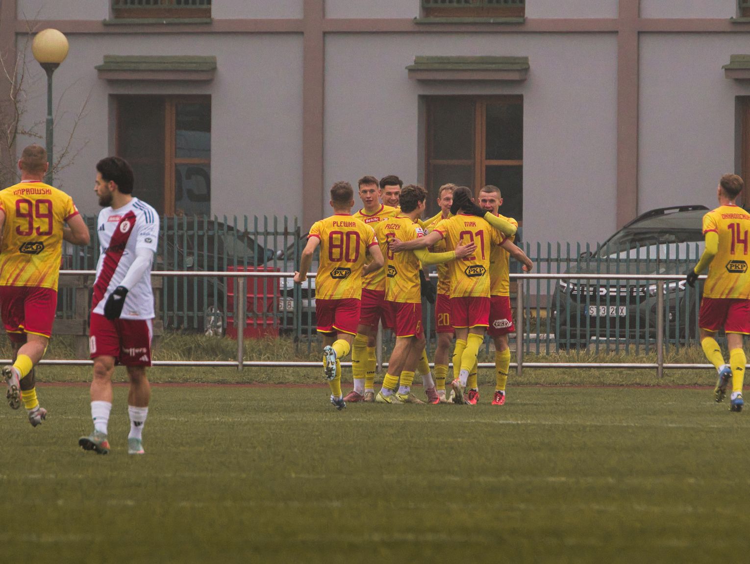 Znicz odbił się od dna