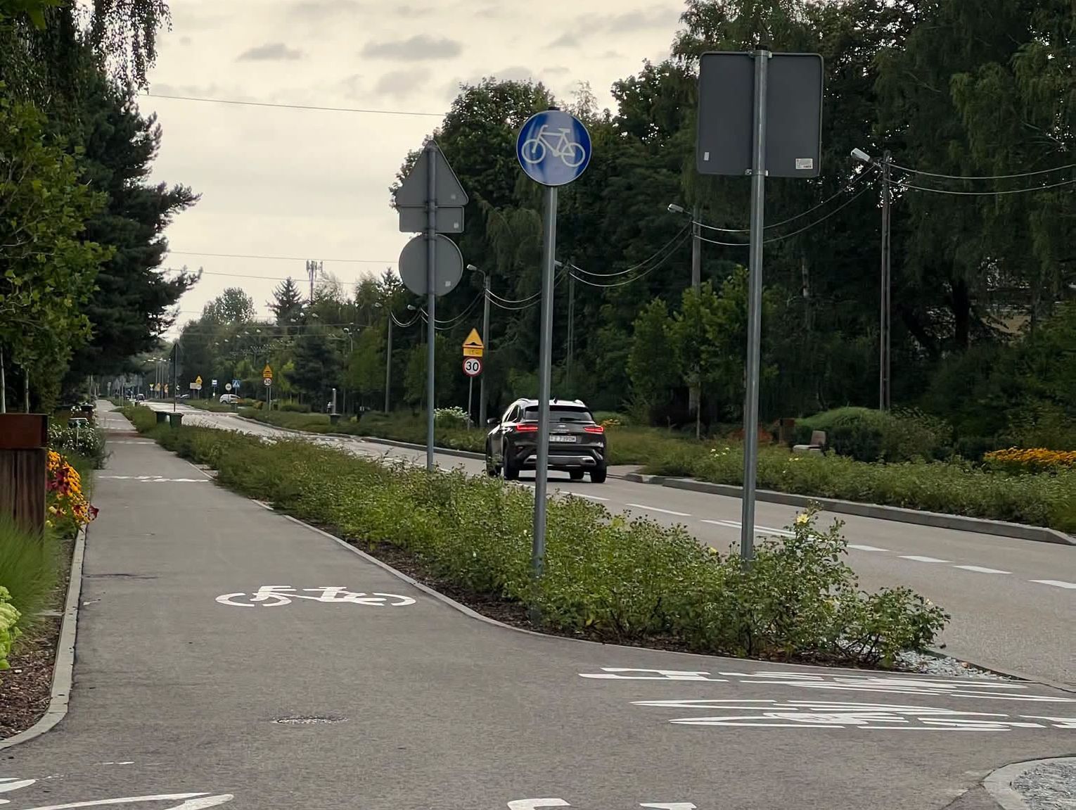 Znikną słupy i kable nad ul. Szkolną w Michałowicach
