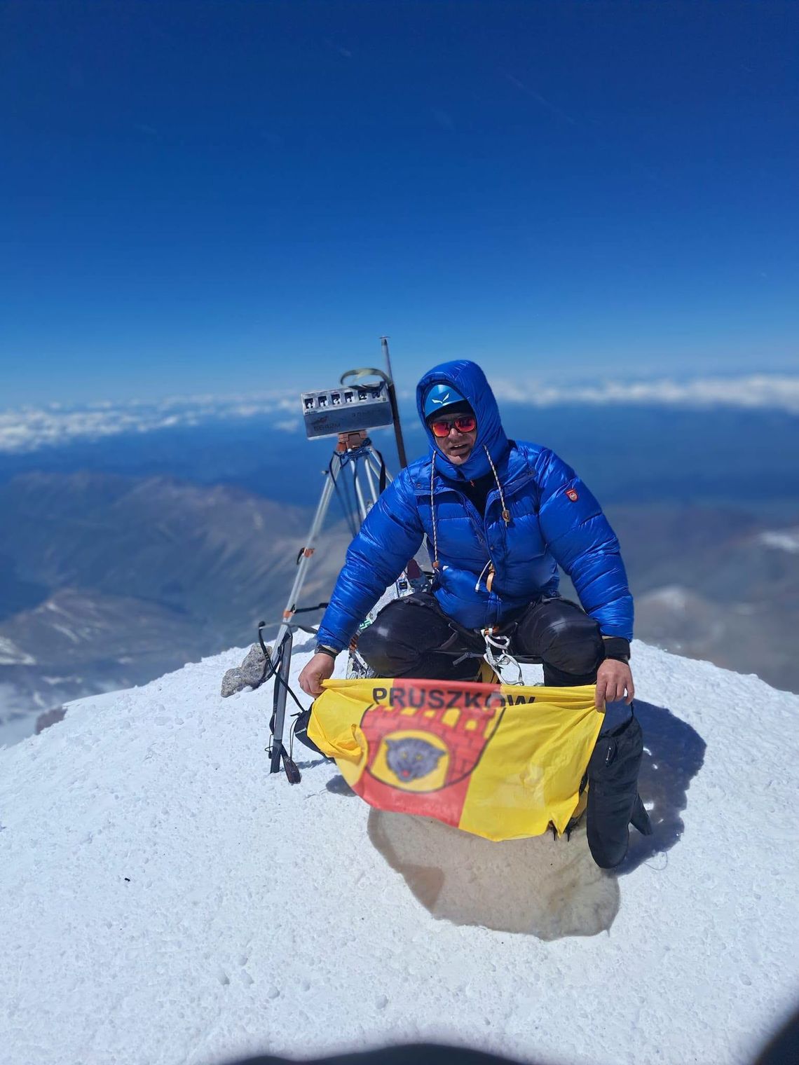 13 godzin walki z Elbrusem. Mieszkaniec Pruszkowa zdobył najwyższy szczyt Europy 13 godzin walki z Elbrusem. Mieszkaniec Pruszkowa zdobył najwyższy szczyt Europy