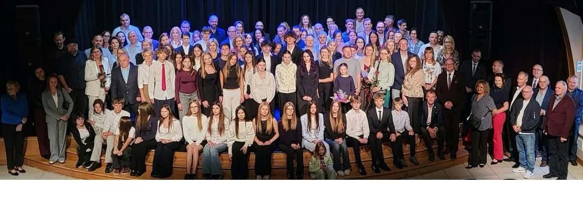 40 uczniów nagrodzonych za wyniki w nauce 40 uczniów nagrodzonych za wyniki w nauce