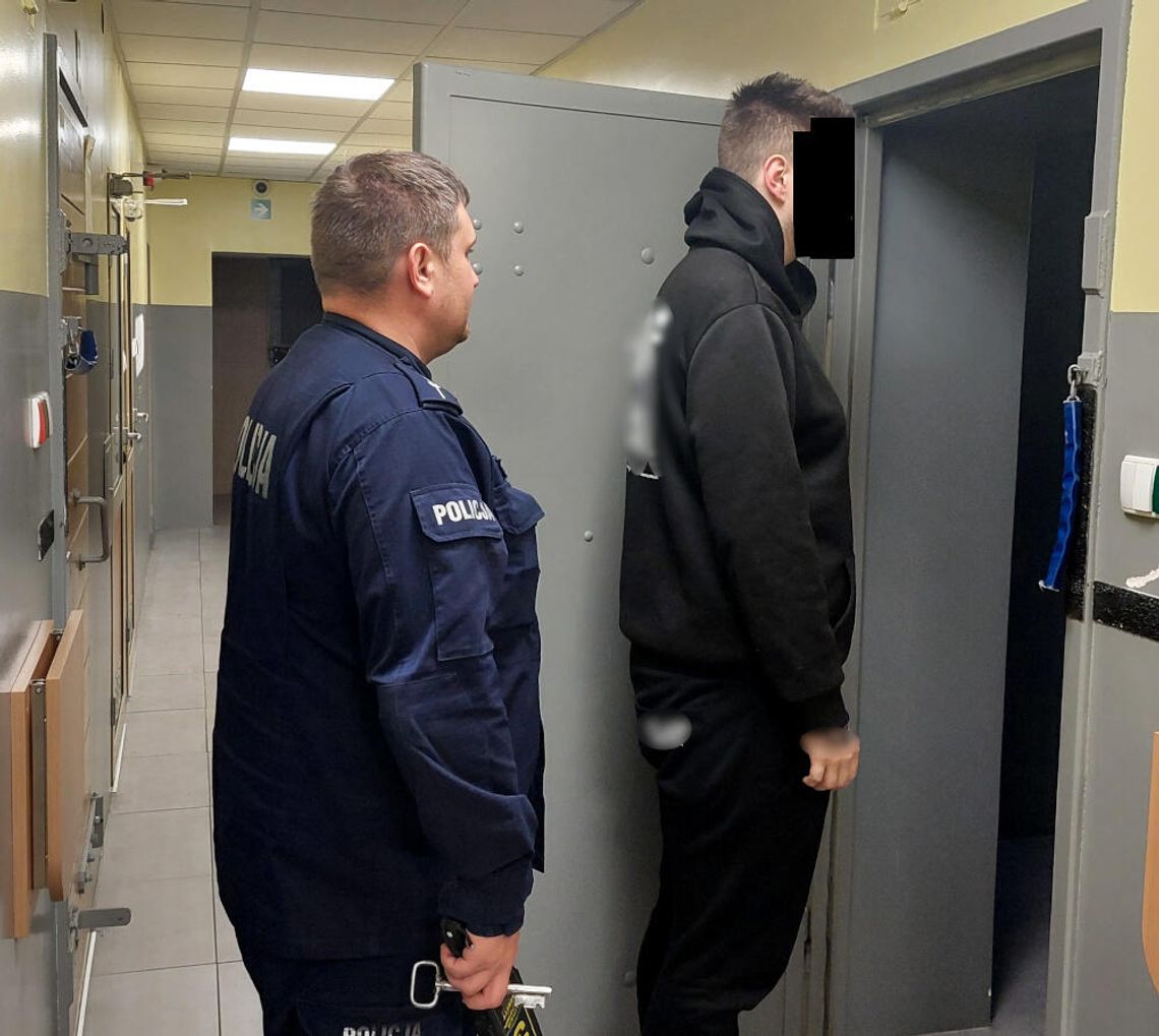 Agresywny 21-latek zaatakował ratowników i policjanta – usłyszał zarzuty
