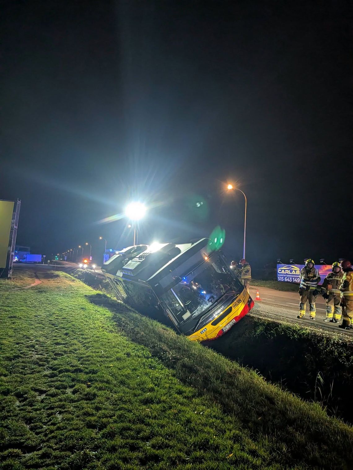 Autobus wypadł z drogi i wylądował w rowie. Akcja służb w naszym powiecie Autobus wypadł z drogi i wylądował w rowie. Akcja służb w naszym powiecie