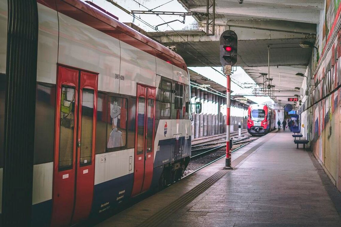 Awaria taboru WKD! Odwołane pociągi i policja na Śródmieściu