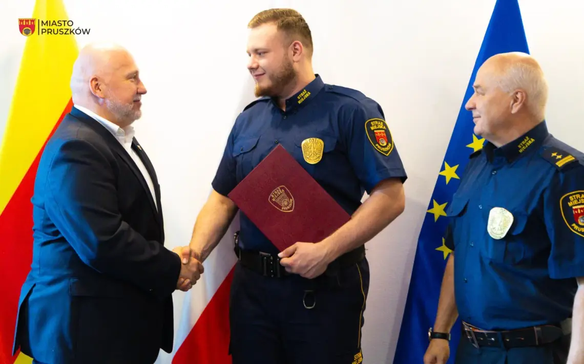 Bohaterska akcja strażnika miejskiego z Pruszkowa. W czasie wolnym zatrzymał nożownika na Mokotowie