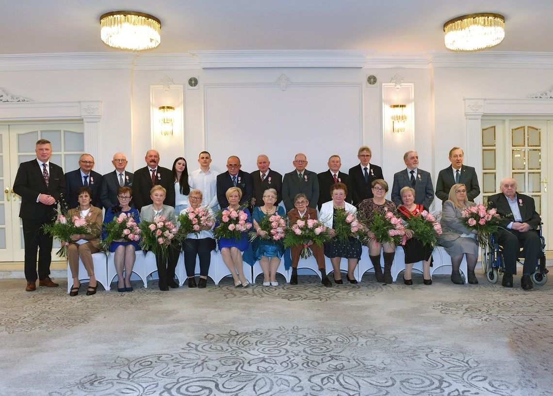 Brwinów świętuje Złote Gody: 23 pary uhonorowane medalami za 50 lat małżeństwa Brwinów świętuje Złote Gody: 23 pary uhonorowane medalami za 50 lat małżeństwa