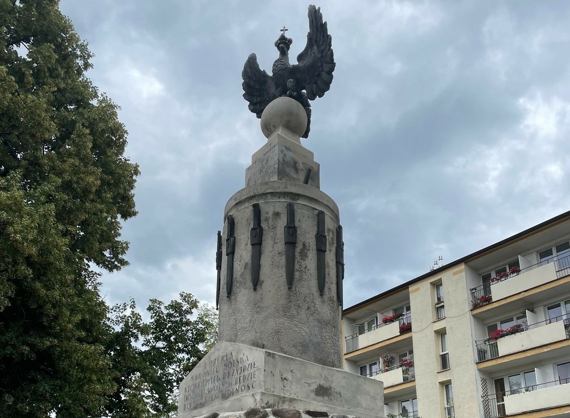 Cudem odnaleziony fragment Pomnika Niepodległości