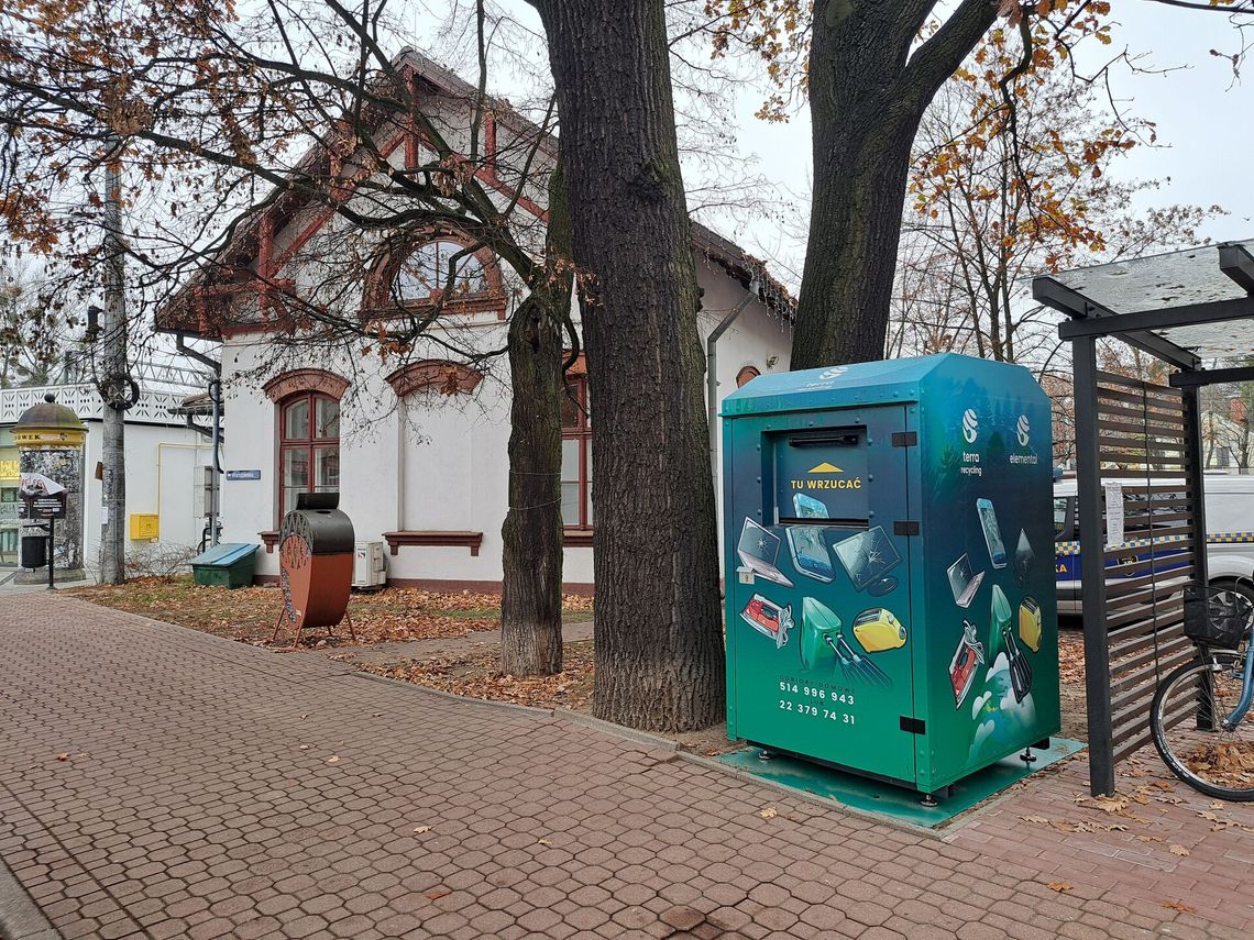 Czym są kolorowe kontenery w Milanówku?