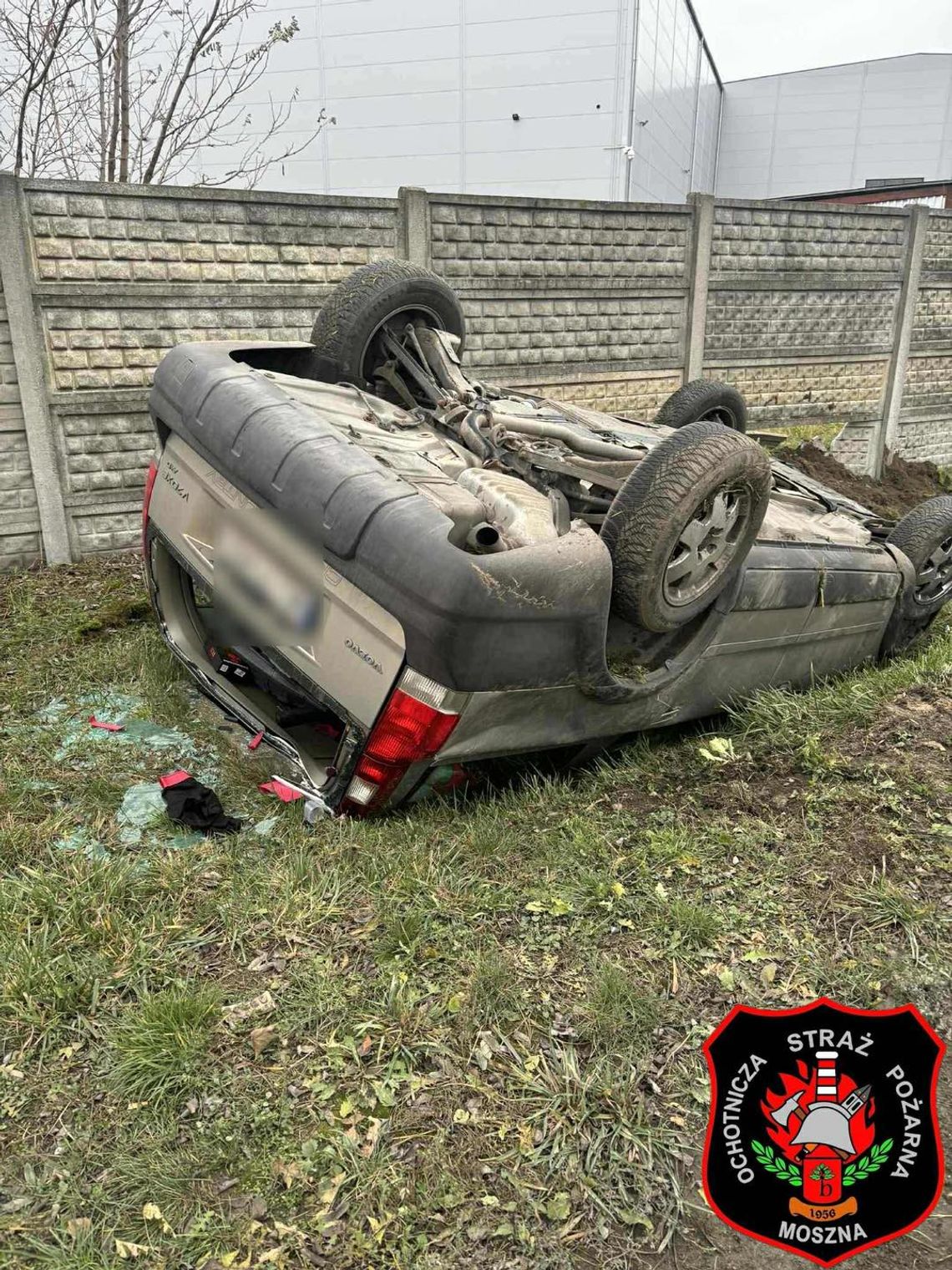 Dachowanie auta w Moszna Wieś pod Pruszkowem. Poranne działania straży i policji Dachowanie auta w Moszna Wieś pod Pruszkowem. Poranne działania straży i policji