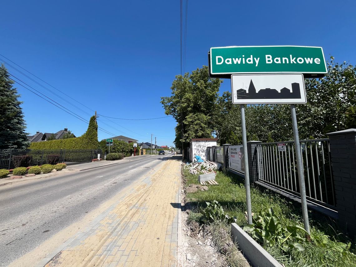 Ruszył remont ulicy Długiej w Dawidach Bankowych. Najpierw chodniki, potem nowy asfalt Ruszył remont ulicy Długiej w Dawidach Bankowych. Najpierw chodniki, potem nowy asfalt