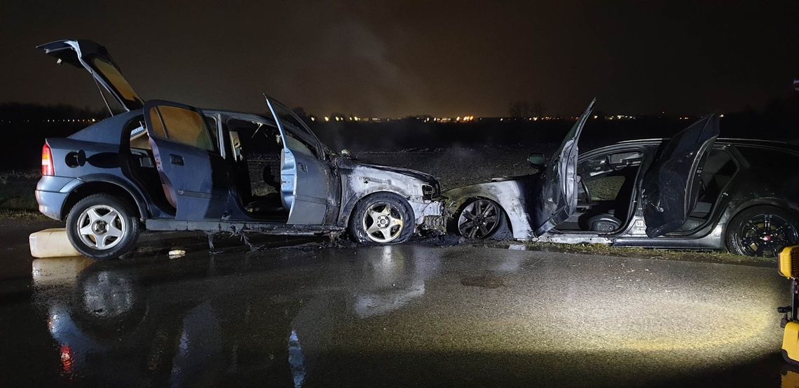 Dwa auta zderzyły się i spłonęły na ulicy Granicznej w Regułach