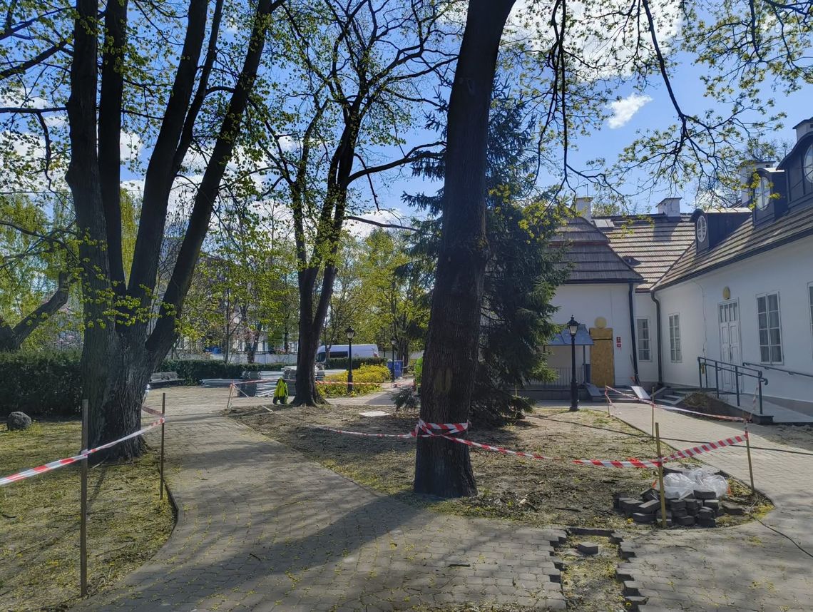 Dwór Skarbków w Grodzisku przechodzi metamorfozę. Zmieni się także jego otoczenie Dwór Skarbków w Grodzisku przechodzi metamorfozę. Zmieni się także jego otoczenie