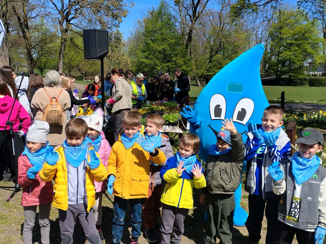 Dzień ziemi w Grodzisku. Sadzono drzewa i kwiaty