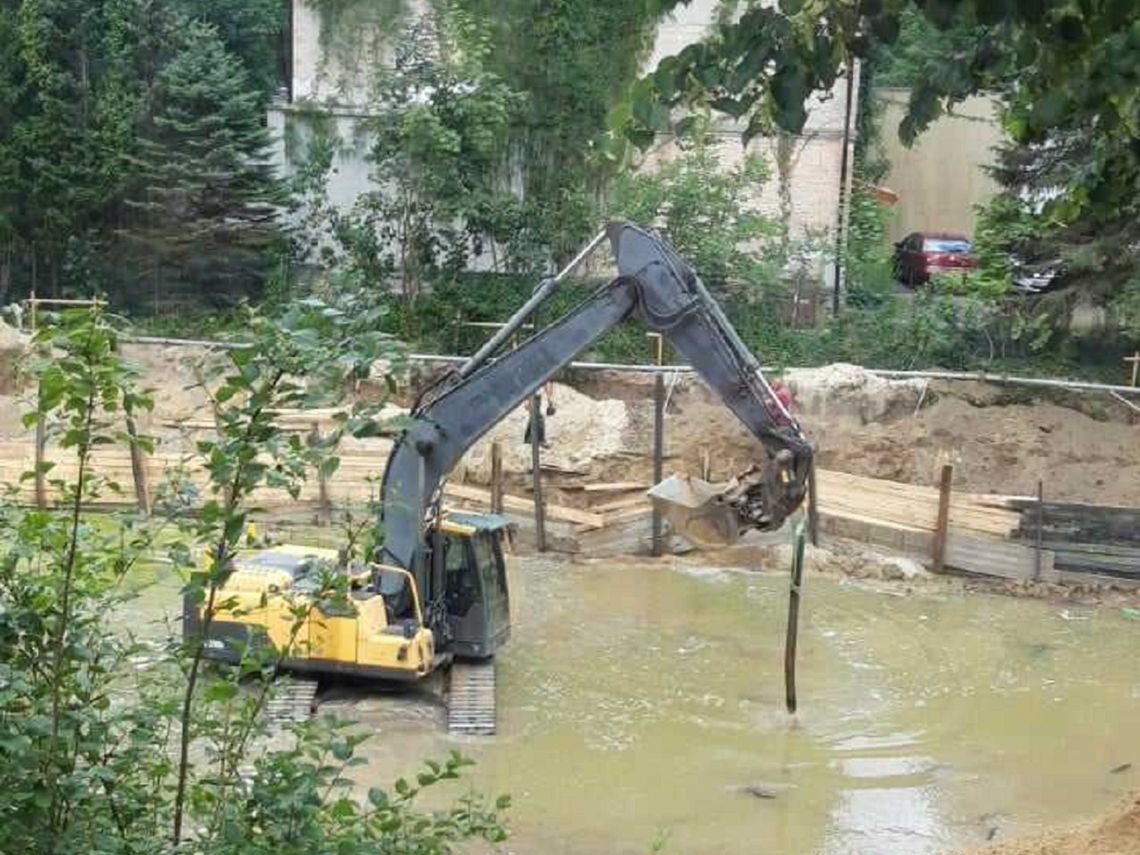 Dziura w ziemi, czyli o budowie apartamentowca w Brwinowie