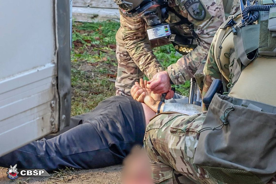 Fabryka narkotyków pod Warszawą rozbita. CBŚP przejęło ponad 1,6 tony klofedronu