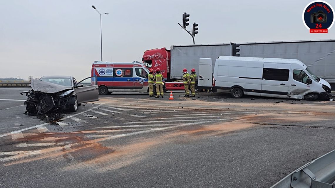 Groźne zderzenie na węźle Pruszków – urwane koło i poszkodowany kierowca