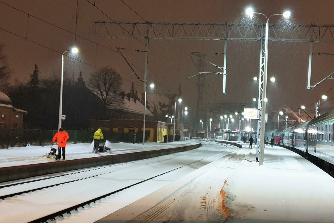 Jak zgłosić nieodśnieżony peron?