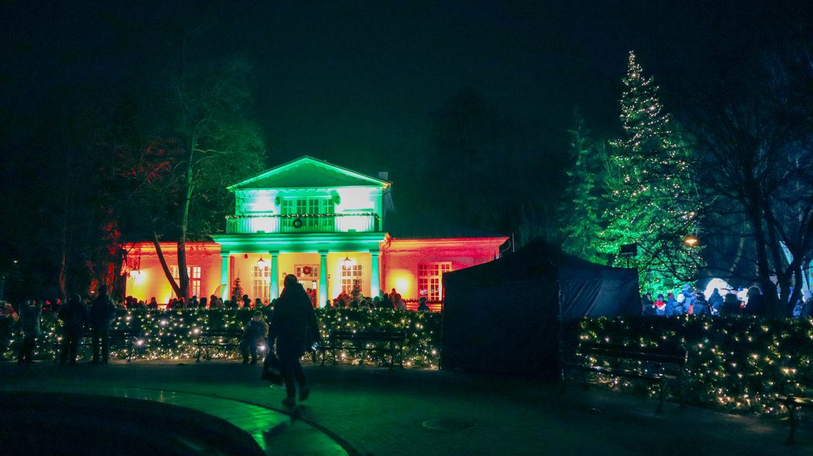 Jarmark Bożonarodzeniowy 2025 w Pruszkowie. Tłumy i rozświetlona choinka Jarmark Bożonarodzeniowy 2025 w Pruszkowie. Tłumy i rozświetlona choinka