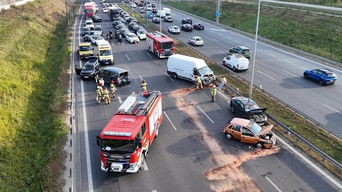 Karambol na S8. Młody kierowca gwałtownie zmienił pas Karambol na S8. Młody kierowca gwałtownie zmienił pas