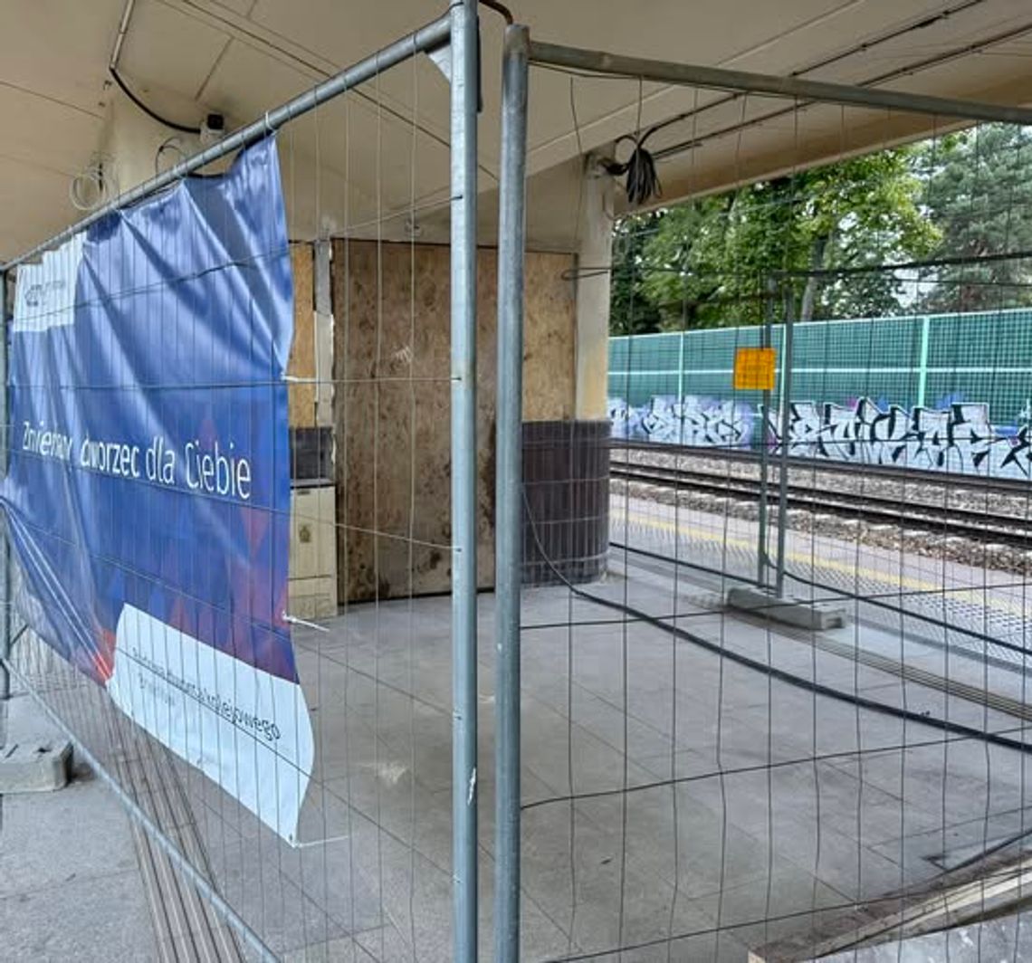 Kiedy koniec remontu dworca w Brwinowie? PKP mówi o "nowym terminie"