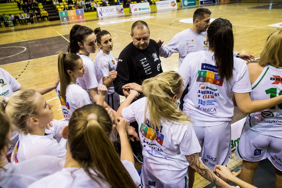Koszykarki z Pruszkowa lepsze od lidera