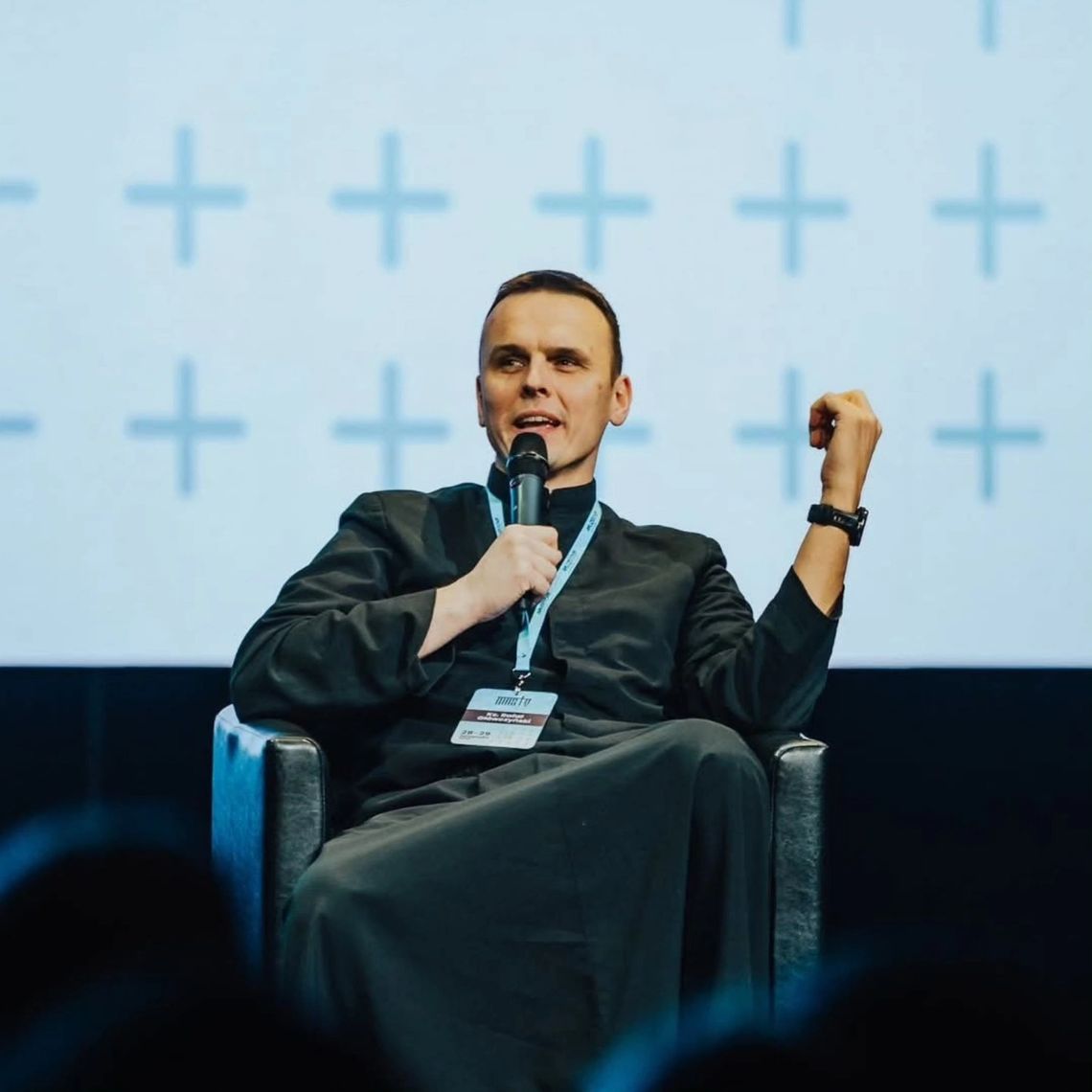 Ksiądz z osiedla ogoli głowę na łyso! Zebrał rekordową kwotę dla Cancer Fighters i Łatwogang