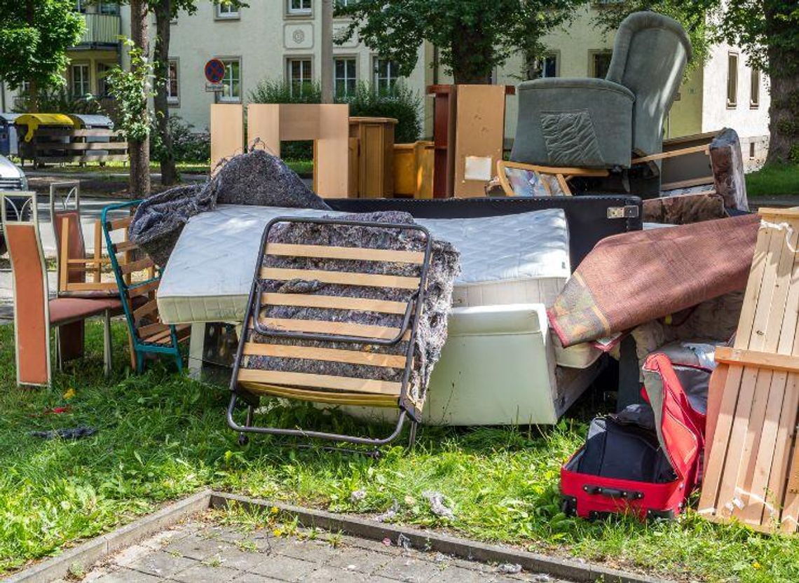 Lawina odpadów wielkogabarytowych w gminie Brwinów