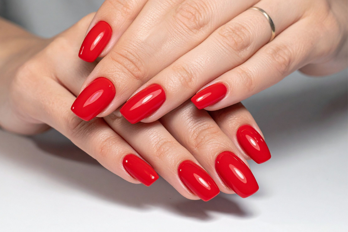Manicure eleganckiej kobiety – 5 pomysłów na gustowne stylizacje