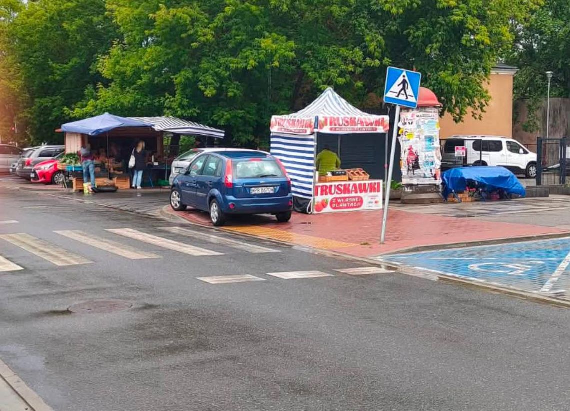 Mieszkańcy oburzeni zachowaniem kierowców. Zastawiane jest przejście i wjazd na parking