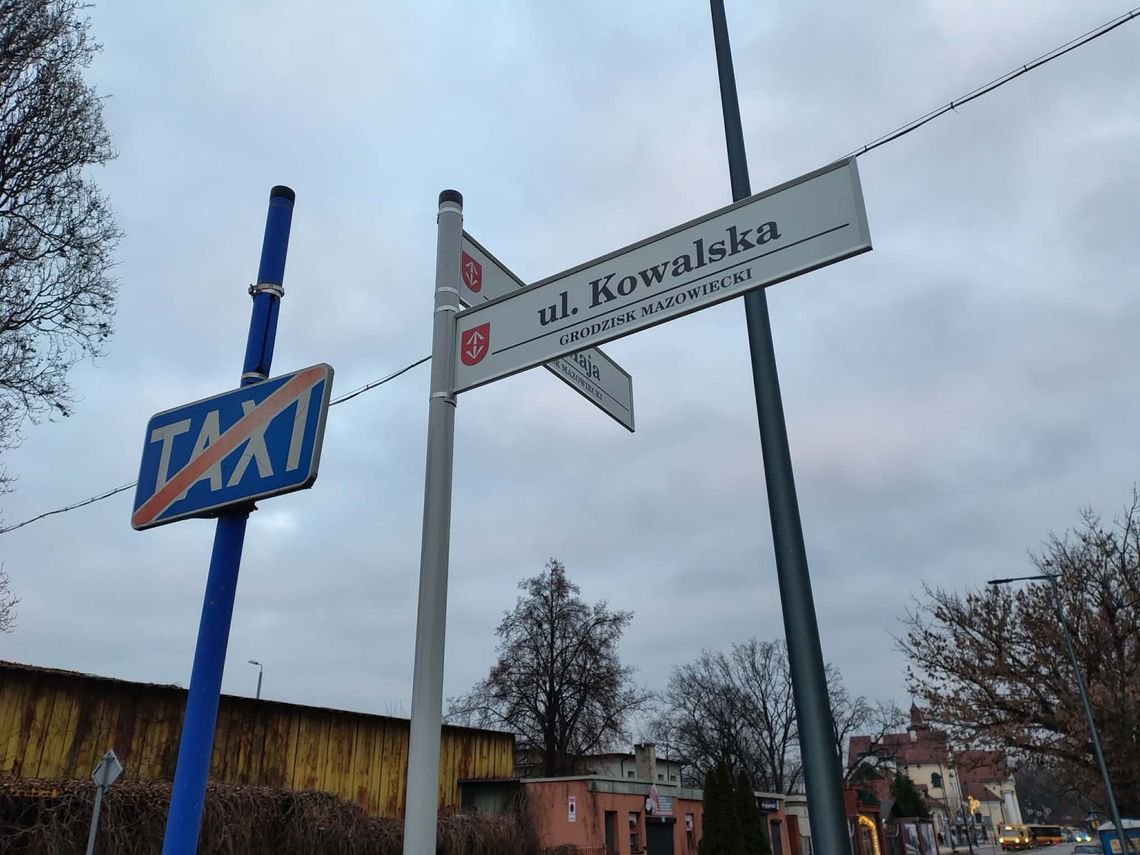 Montują nowe tablice z nazwami ulic Montują nowe tablice z nazwami ulic