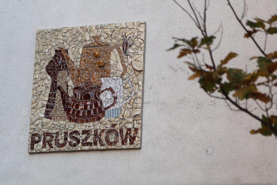 Mozaika z porcelitu przypomina o historii Pruszkowa Mozaika z porcelitu przypomina o historii Pruszkowa