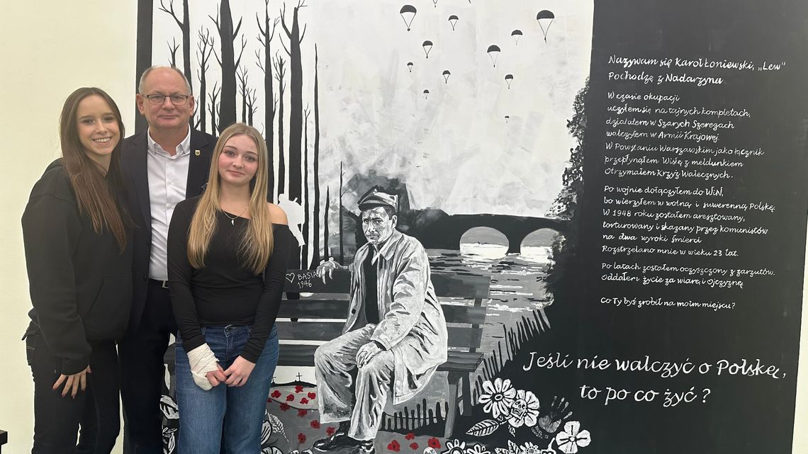 Mural „Lew z Nadarzyna” odsłonięty w liceum. Wyjątkowy hołd młodzieży dla lokalnego bohatera