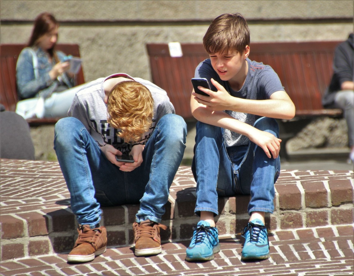 Nastolatki spędzają w internecie 12 godzin dziennie