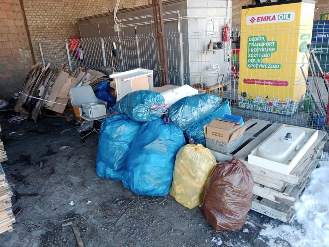 Nielegalne odpady przy PSZOK w Regułach. Gmina zapowiada kary