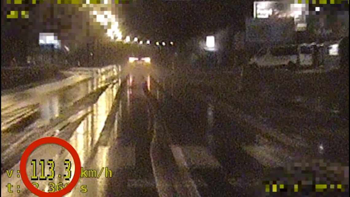 Nocna kontrola w Alejach Jerozolimskich. Kierowca stracił prawo jazdy za ponad 100 km/h Nocna kontrola w Alejach Jerozolimskich. Kierowca stracił prawo jazdy za ponad 100 km/h