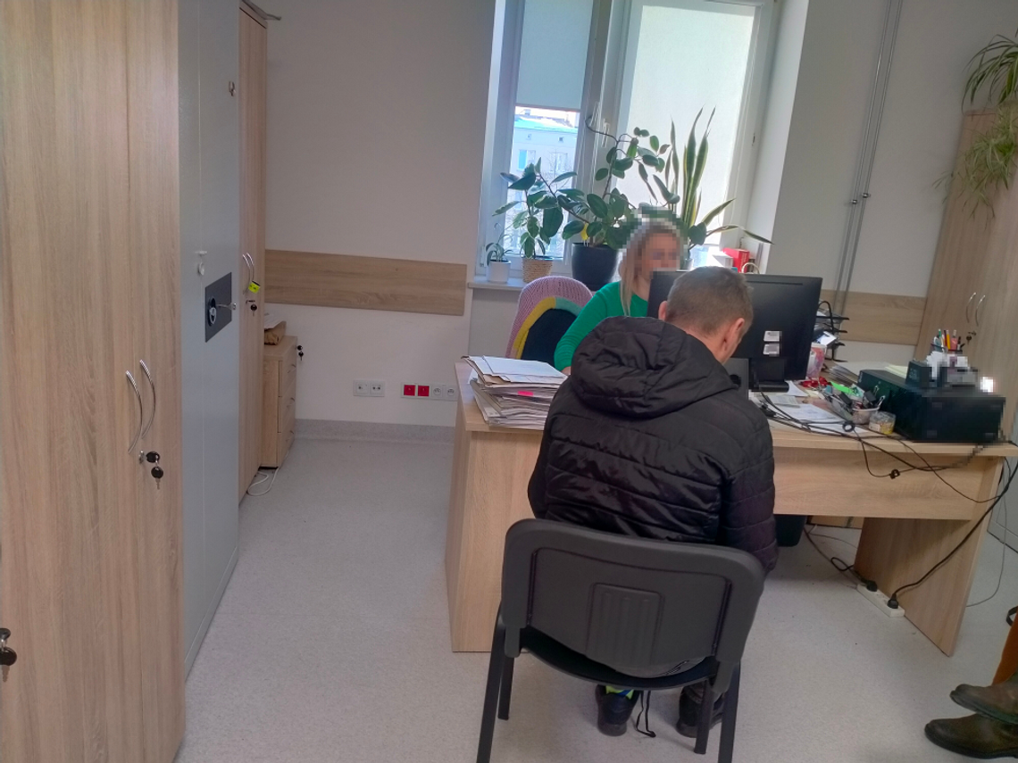 Nocna kontrola w Pruszkowie: kierowca bez prawa jazdy, pasażer z amfetaminą