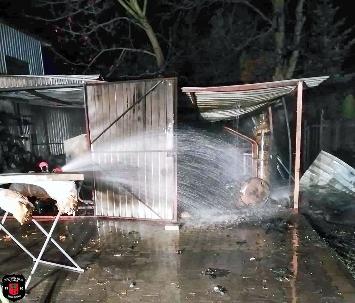 Nocny pożar garażu w Brwinowie. Ewakuowano 30 osób z zagrożonych budynków Nocny pożar garażu w Brwinowie. Ewakuowano 30 osób z zagrożonych budynków