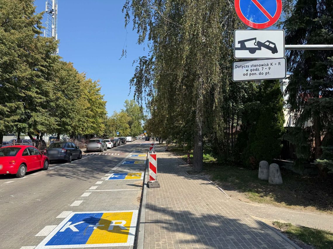 Nowa strefa Kiss & Ride przy szkole w Raszynie Nowa strefa Kiss & Ride przy szkole w Raszynie