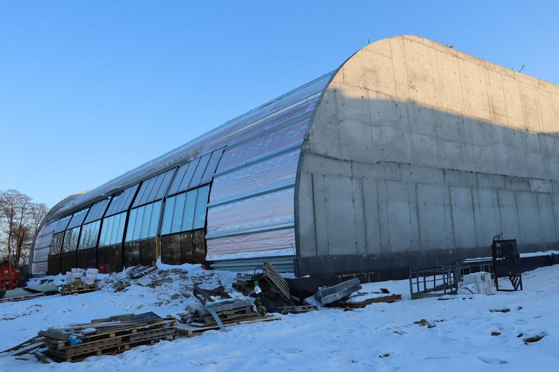 Nowa szkoła w Parzniewie coraz bliżej otwarcia. Radni sprawdzili postępy prac