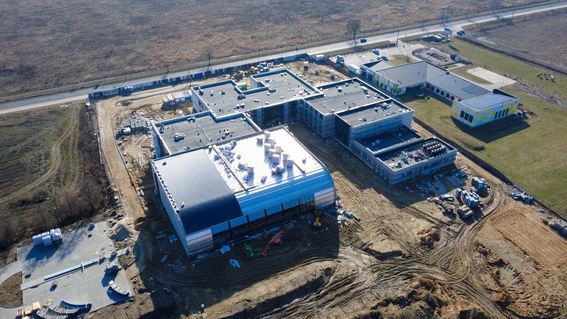 Nowa szkoła w Parzniewie coraz bliżej otwarcia. Radni sprawdzili postępy prac