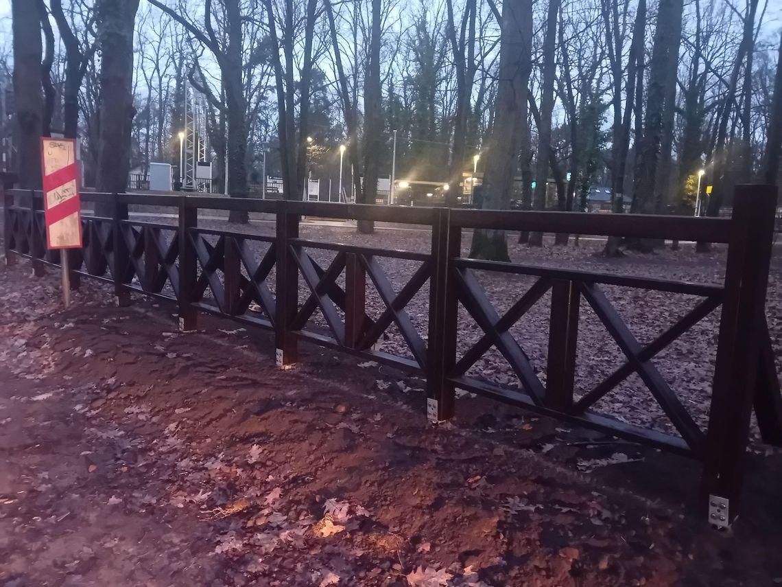 Nowe barierki przy stacji Podkowa Zachodnia WKD. Miasto chce powstrzymać parkowanie na trawniku