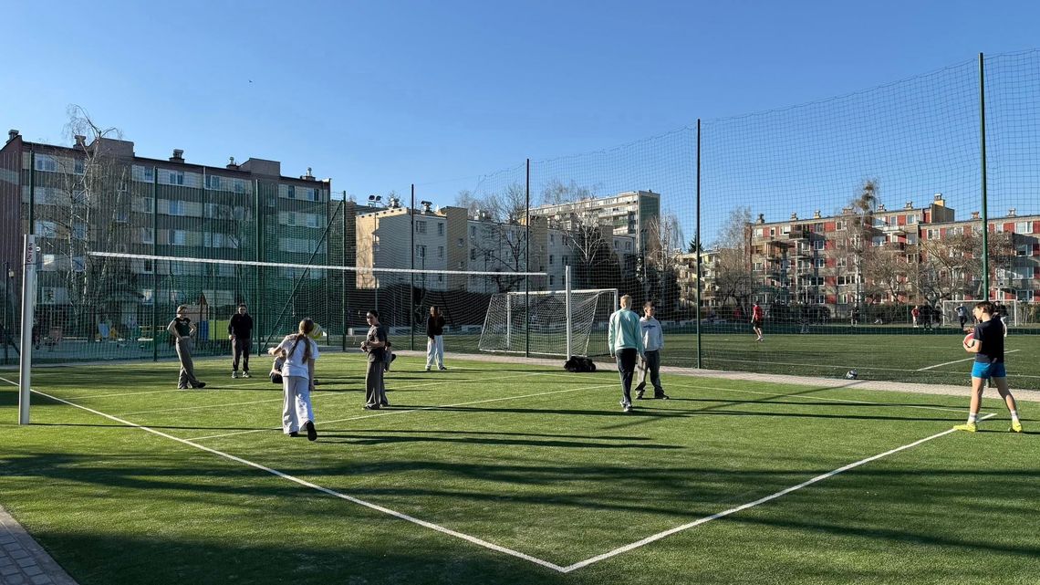 Nowe boisko w Pruszkowie już otwarte. Sportowy obiekt przy ul. Helenowskiej po modernizacji
