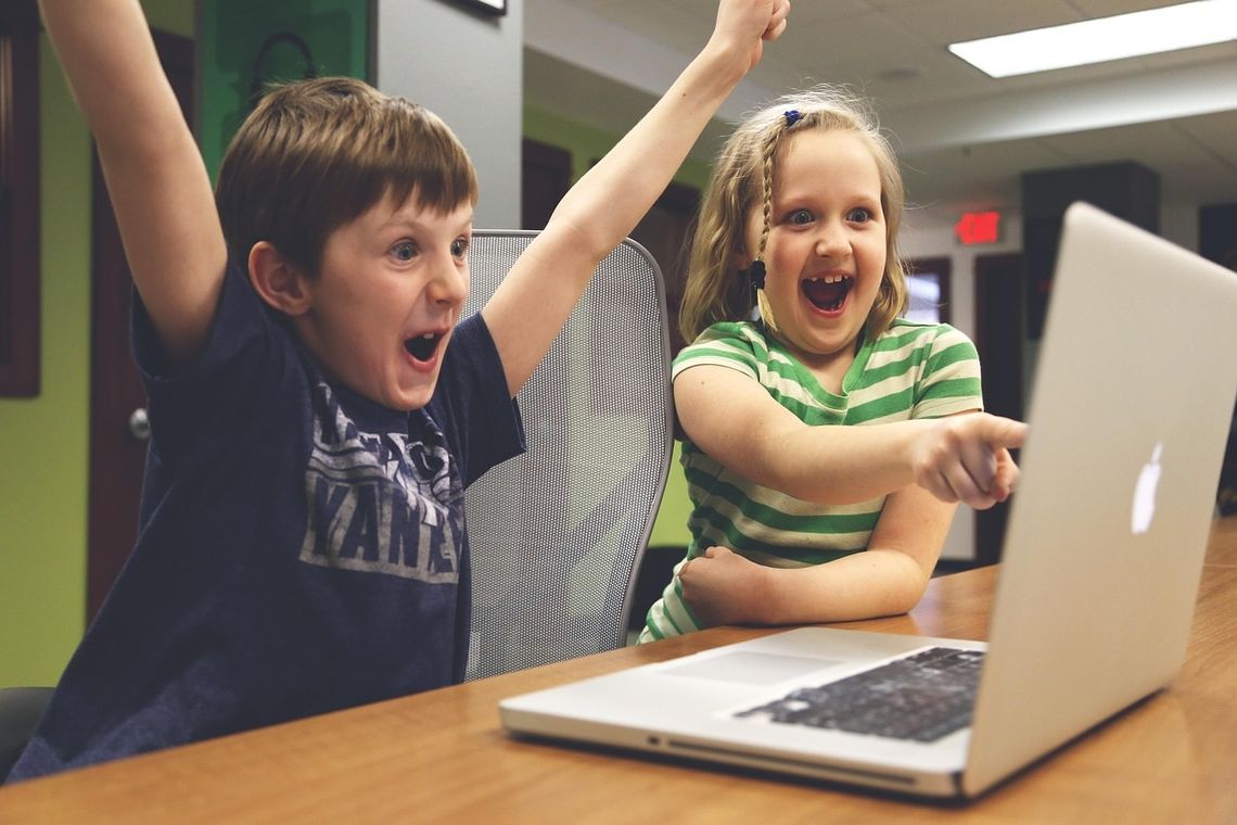 Nowe laptopy i tablety dla uczniów z Brwinowa! Szkoły zyskały nowoczesny sprzęt z KPO
