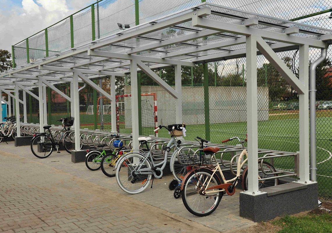 Nowe wiaty rowerowe przy szkole w Brwinowie